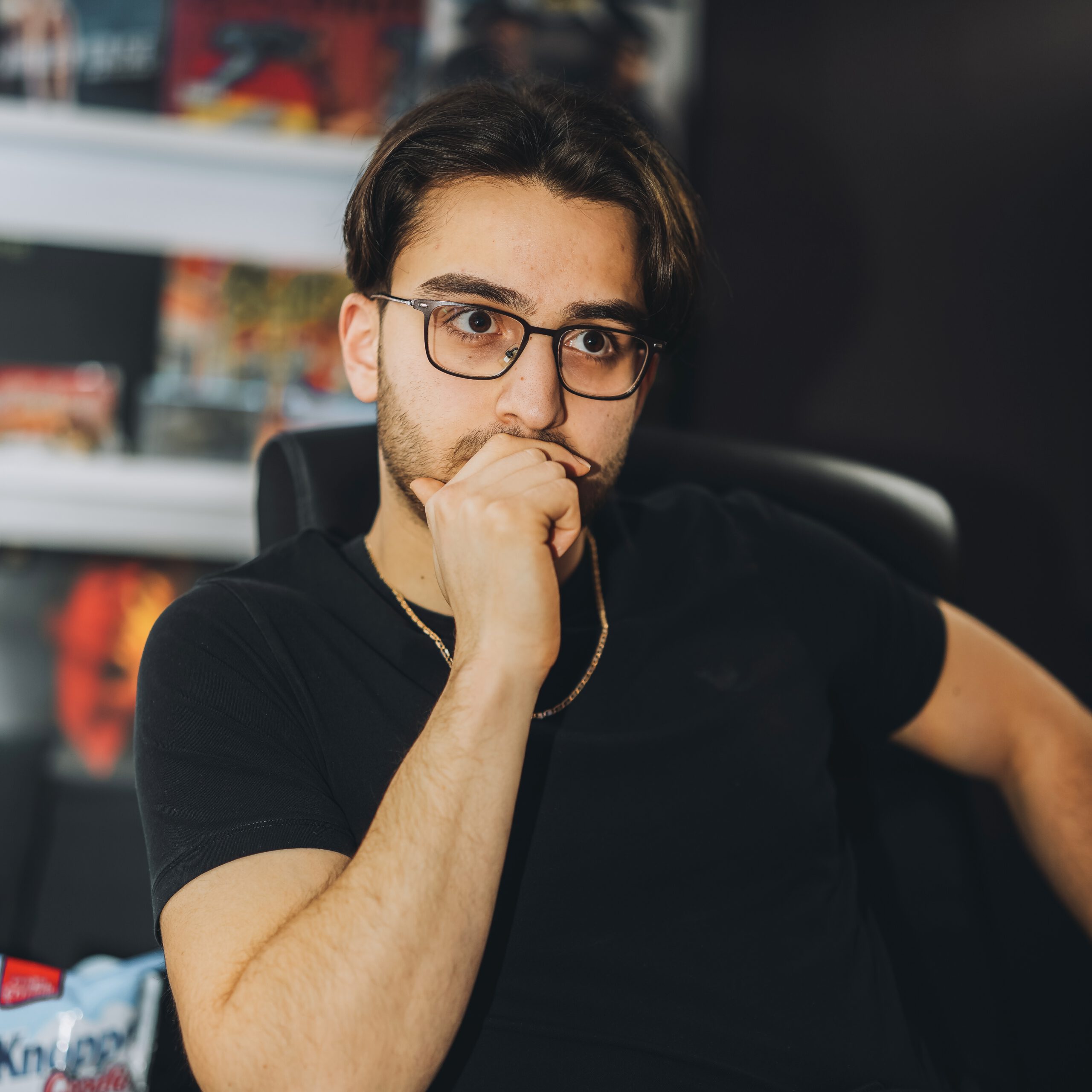 BaranBeatzz – Nachdenkliches Portrait im Studio (2025) Porträt von BaranBeatzz mit nachdenklichem Blick, Hand am Gesicht, im Studio