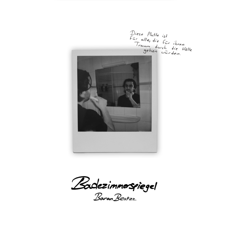 Baran Beatzz Albumcover „Badezimmerspiegel" – Polaroid-Fotografie eines Badezimmerspiegels mit handgeschriebenem Text und Künstlerschriftzug